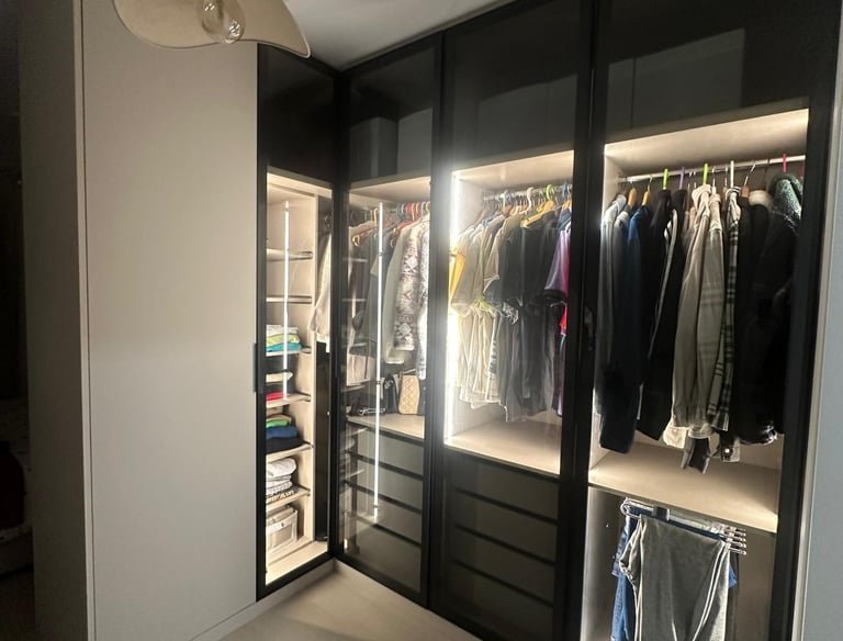 Vestidor moderno con iluminacion interior