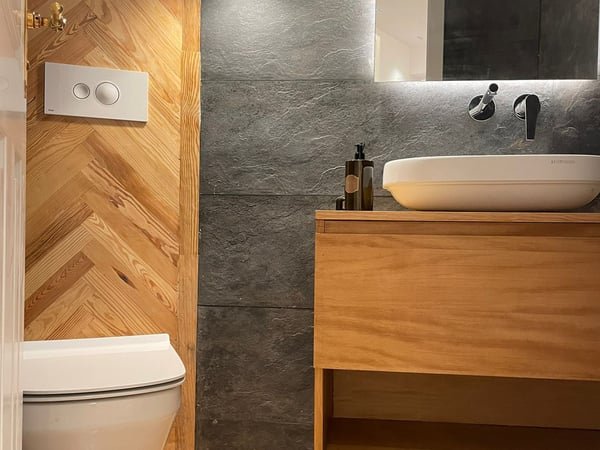 Bano moderno con madera