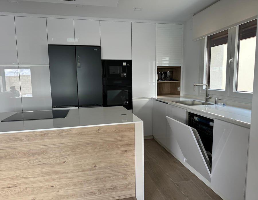 Cocina blanca y madera con isla central