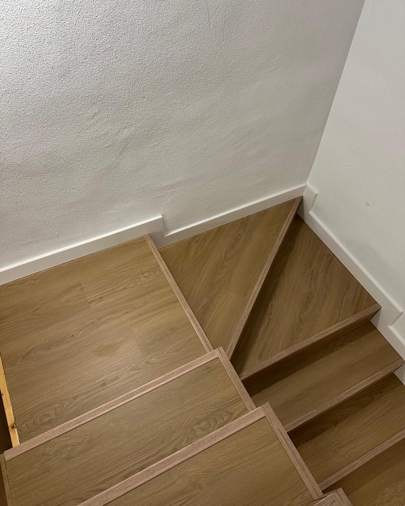 Escalera de madera con tonos claros