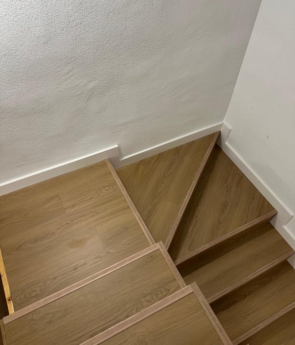 Escalera de madera con tonos claros