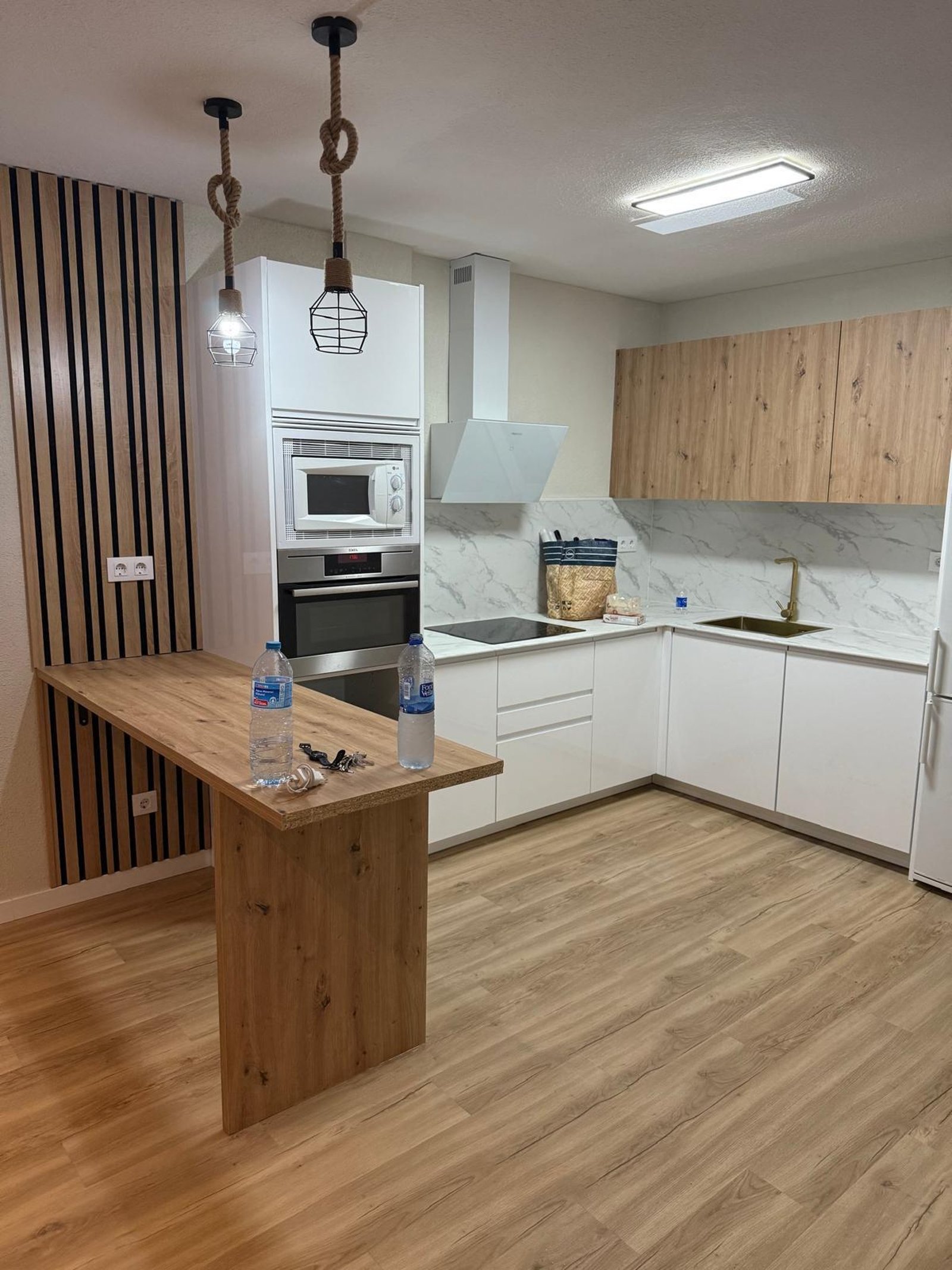 Cocina moderna con muebles de madera