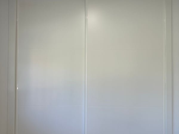 Armario blanco con puertas correderas