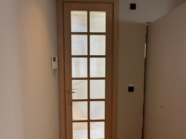 Puerta de madera con cristales